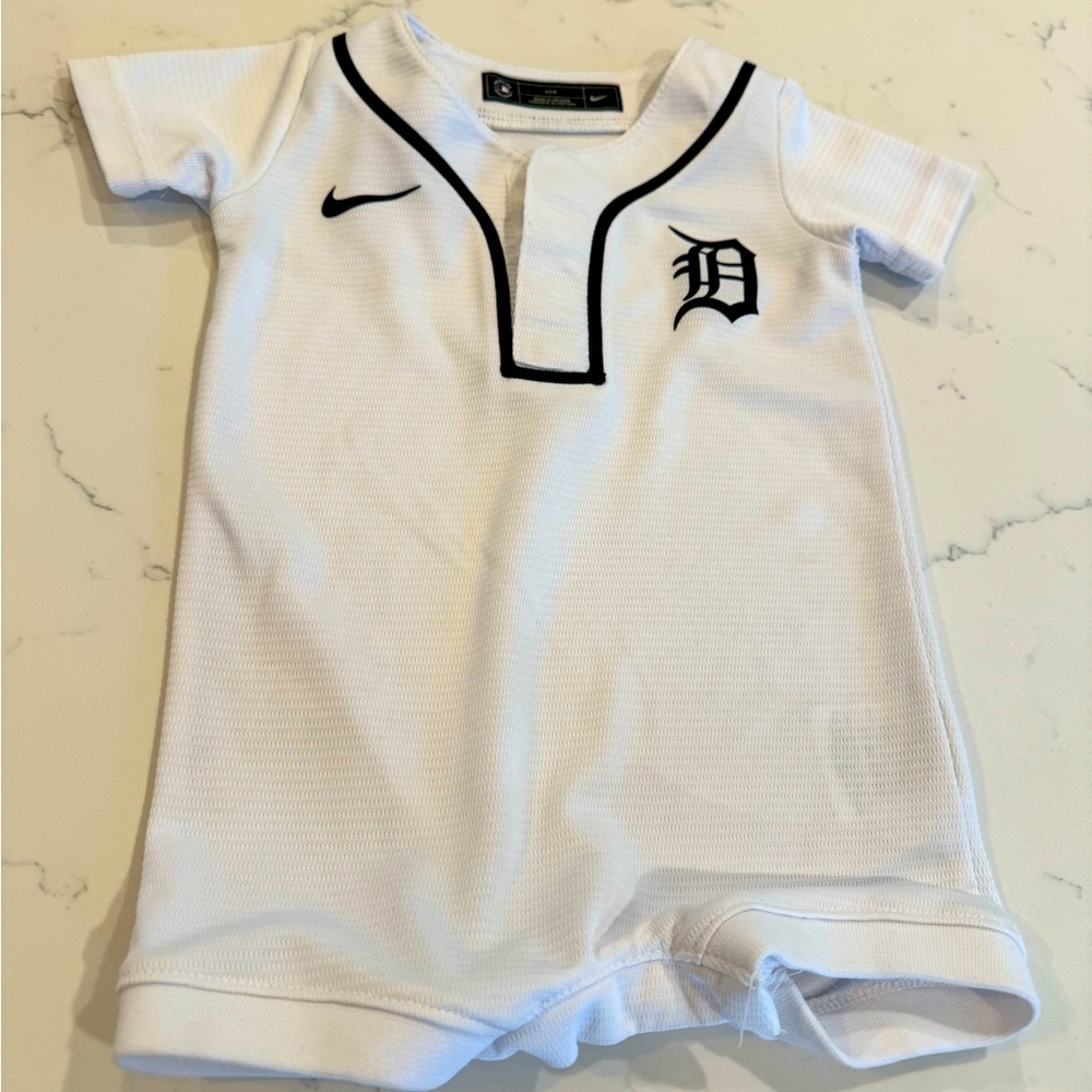 Baby 6-9 month Detroit Tigers onesie.
